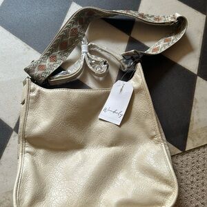 Wonder crossbody with extra guitar strap